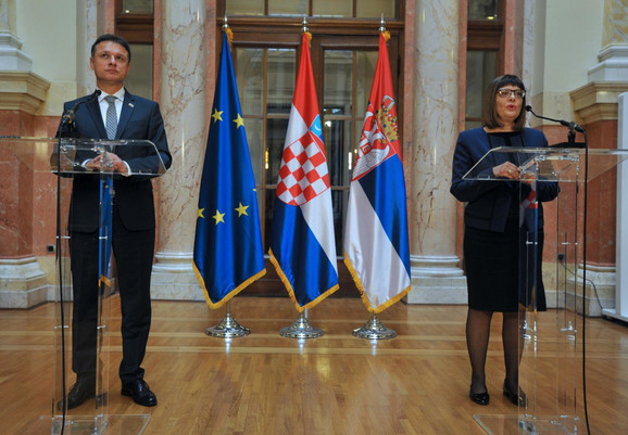 Sheshel shanë delegacionin kroat dhe shkel flamurin e Kroacisë në Parlamentin e Serbisë, mysafirët ndërpresin vizitën