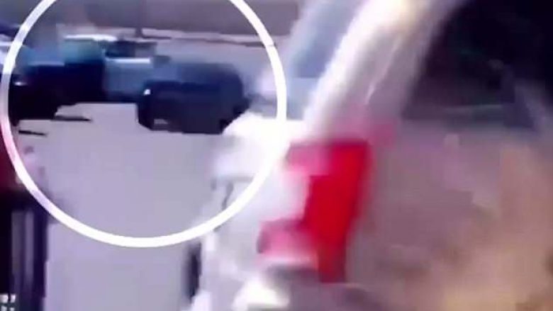 Policia qëllojnë për vdekje burrin me ngjyrë, në veturën e parkuar ku po qëndronte ishin shkrepur 30 plumba – u “ishte dukur veturë e dyshimtë” (Video)