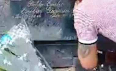Turisti britanik filmon veten duke “thithur kokainë” mbi varrin e Pablo Escobar në Kolumbi (Video)