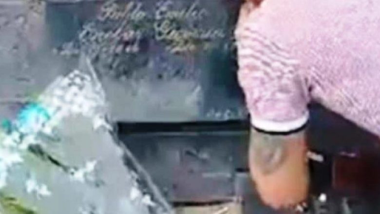 Turisti britanik filmon veten duke “thithur kokainë” mbi varrin e Pablo Escobar në Kolumbi (Video)