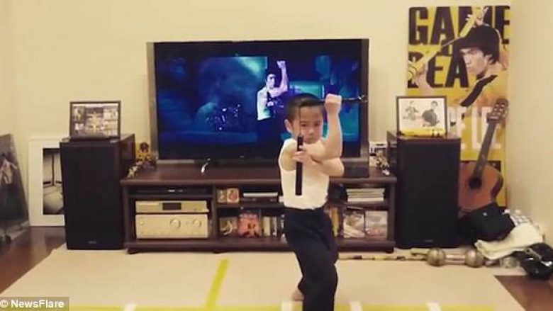 “Mjeshtër i Kung Fusë”, 8-vjeçari imiton në mënyrë të përkryer lëvizjet e Bruce Lee (Foto/Video)