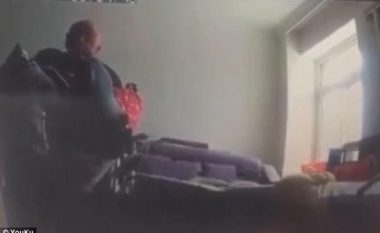Kujdestari i cili paguhej nga fëmijët e plakut të sëmurë, filmohet duke e goditur 57 herë të moshuarin (Video, +16)