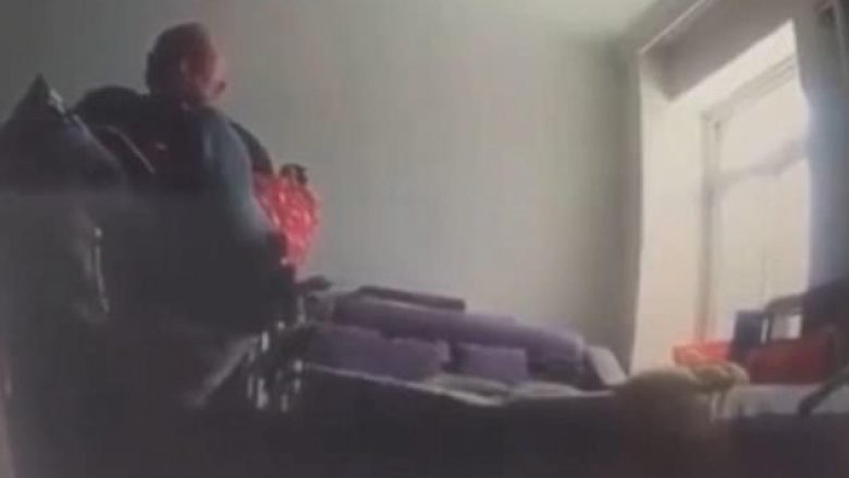 Kujdestari i cili paguhej nga fëmijët e plakut të sëmurë, filmohet duke e goditur 57 herë të moshuarin (Video, +16)