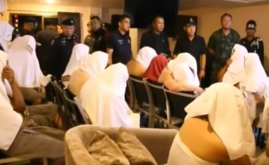 Policia tajlandeze arreston dhjetëra turistë nga vende të ndryshme të botës, kishin organizuar orgji në hotel (Video, +16)