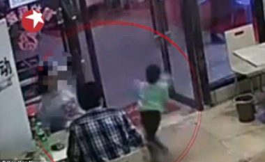E nervozonte djali i vogël në restorant, gruaja e rrëzon në tokë vogëlushin e pafajshëm në prezencë të klientëve (Video)