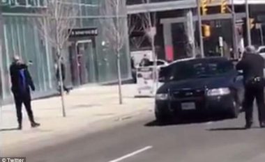 “Më qëlloni në kokë” – Momenti kur autori i masakrës në Toronto lut policët që ta vrasin (Video)