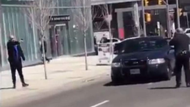 “Më qëlloni në kokë” – Momenti kur autori i masakrës në Toronto lut policët që ta vrasin (Video)