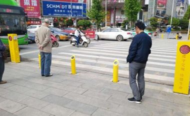 Kinezët zbulojnë metodën brilante për të parandaluar këmbësorët të kalojnë rrugën në të kuqen (Video)