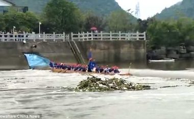 Rrokullisen barkat me garues, 17 persona humbin jetën (Video)