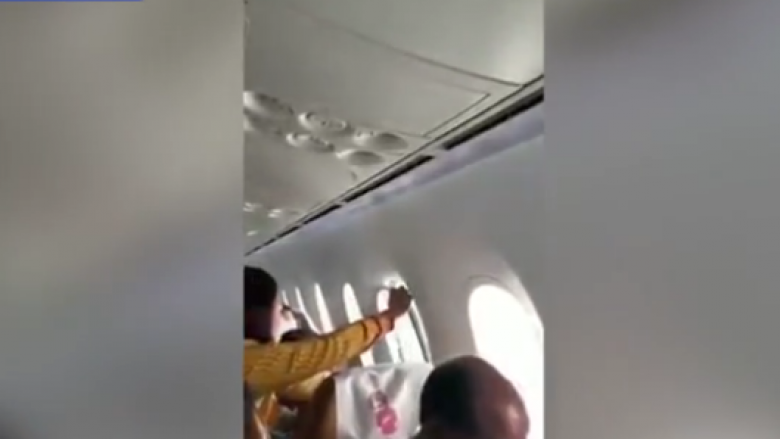 Disa sekonda para se të aterronte në pistë, aeroplanit i bie një dritare e vogël në ulëse – pasagjerët tmerrohen nga frika (Video)