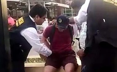 Policia e Perusë arreston britanikun që kishte me vete valixhen e mbushur me kokainë, që kapë vlerën e 4.5 milionë funteve (Video)