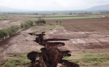 Pamjet e filmuara me dron, që tregojnë se si çarja e tokës është duke bërë që Afrika të ndahet në dysh (Video)