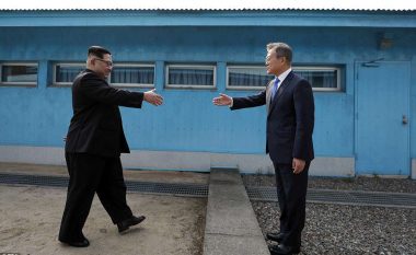 Pas 65 viteve, Kim Jong bëhet lideri i parë i Koresë së Veriut që kalon kufirin dhe takohet me presidentin e Koresë së Jugut