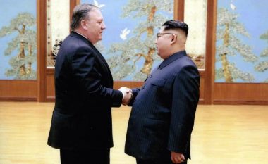 Shtëpia e Bardhë e konfirmon takimin, publikon imazhet e Mike Pompeos dhe Kim Jong-un (Foto)
