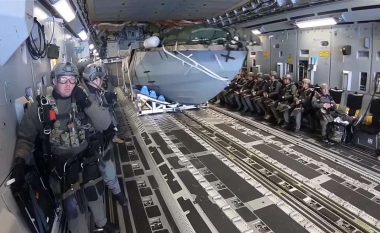 Publikohen për herë të pamjet e anijes që forcat speciale amerikane e përdorin në beteja, atë e hedhin me parashutë nga aeroplani (Video)
