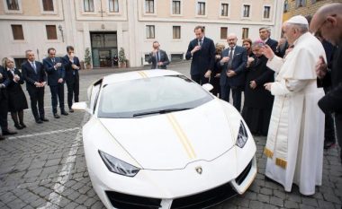 Lamborghini i Papa Françeskut del në shitje (Foto)