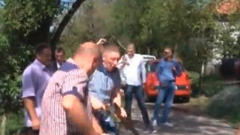 Në një dasmë në Serbi, dasmori duke festuar godet pa dashje një burrë me pushkë në këmbë (Video, +18)
