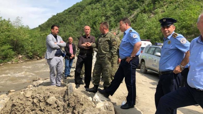 Familjet e dy policëve të zhdukur vizitohen nga kryetari i Komunës së Kaçanikut