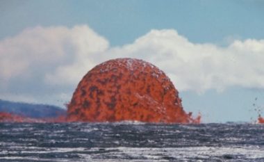 Pas gjysmë shekulli, publikohet imazhi i “topit të zjarrtë” 20 metra të lartë në Oqeanin Paqësor (Foto/Video)