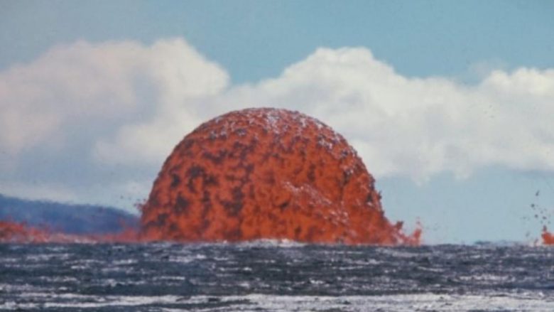Pas gjysmë shekulli, publikohet imazhi i “topit të zjarrtë” 20 metra të lartë në Oqeanin Paqësor (Foto/Video)