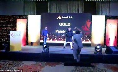 Ngjitet në skenë duke vallëzuar nga gëzimi që ka fituar çmim, biznesmeni indian pëson sulm në zemër dhe mbetet i vdekur në vend (Video)