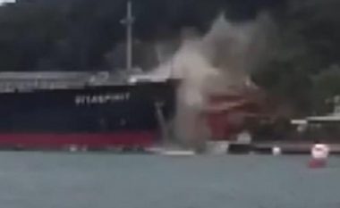 Anija cisternë 225 metra e gjatë nuk arrin të ndalet, shkatërron vilën nën urën e Bosforit në Stamboll (Foto/Video)