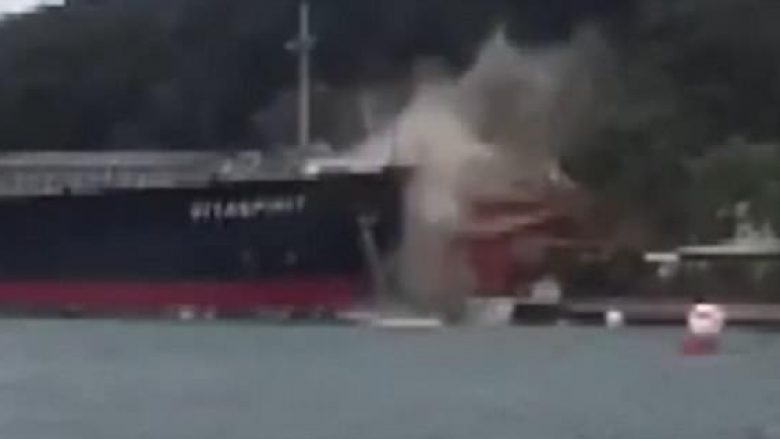 Anija cisternë 225 metra e gjatë nuk arrin të ndalet, shkatërron vilën nën urën e Bosforit në Stamboll (Foto/Video)