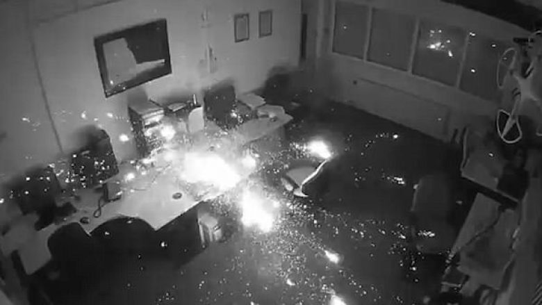 E lë laptopin të mbushet gjatë natës në zyrë, shpërthen dhe i gjithë ambienti përfshihet nga zjarri (Video)