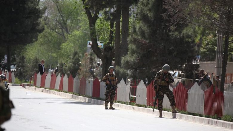 ISIS kryen sulme kamikaze në Kabul, vriten 25 persona në mesin e tyre edhe gazetarë (Foto/Video, +18)