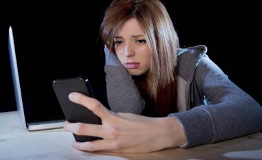 Adoleshentet me depresion për shkak të rrjeteve shoqërore