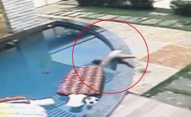 Foshnja derisa po luante afër pishinës bie në ujë, 7-vjeçari kërcen në ujë për ta shpëtuar vëllanë e vogël (Video)