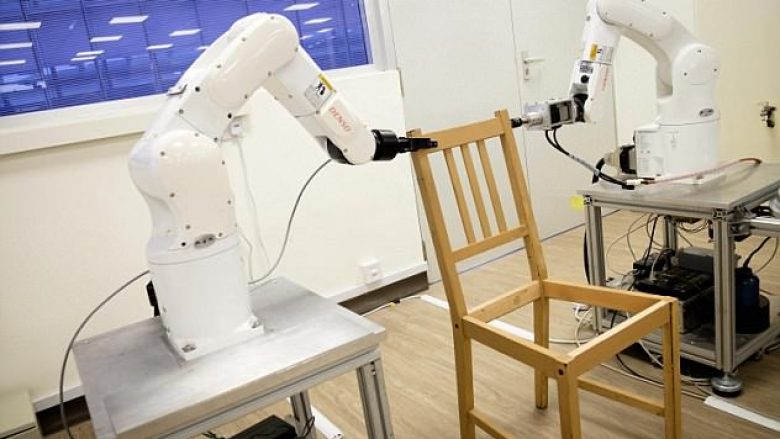 Roboti që prodhon karrigen për nëntë minuta (Video)