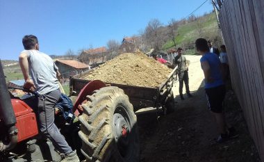 Komuna i harron, banoret i shtrojnë vetë rrugët në Skenderaj (Foto/Video)