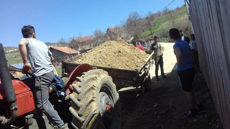 Komuna i harron, banoret i shtrojnë vetë rrugët në Skenderaj (Foto/Video)