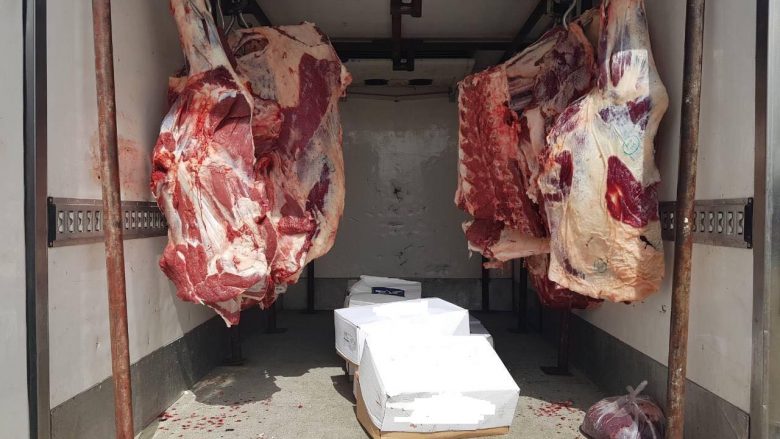 Konfiskohet gjysmë ton mish në Ferizaj, dyshohet se ishte i prishur (Foto)