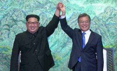 Nga shtrëngimi i duarve të liderëve, nënshkrimi i marrëveshjes që i jep fund luftës mes dy Koreve – deri te batuta e Kim Jong-un (Foto/Video)