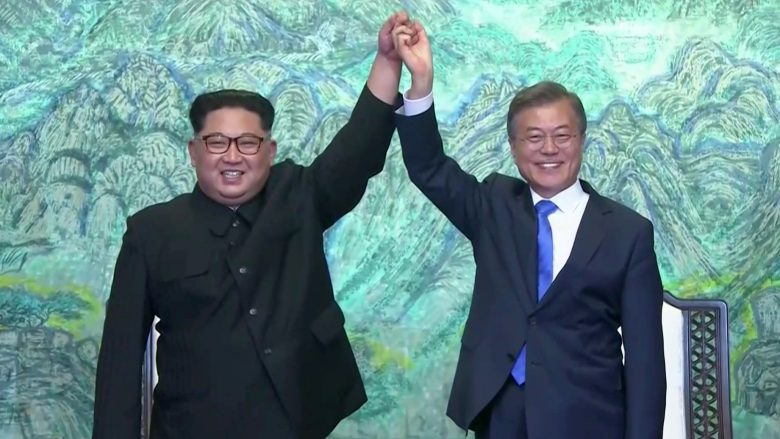 Nga shtrëngimi i duarve të liderëve, nënshkrimi i marrëveshjes që i jep fund luftës mes dy Koreve – deri te batuta e Kim Jong-un (Foto/Video)