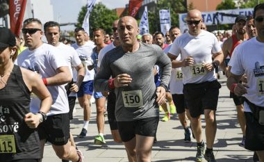 Kryeministri e përfundon me sukses gjysmë maratonën