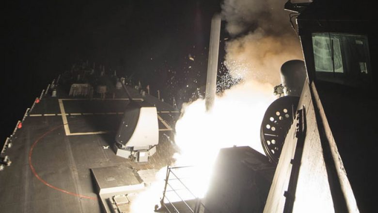 Pamje që tregojnë sulmin me raketa të SHBA-ve ndaj Sirisë (Foto/Video)