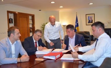 Lekaj nënshkruan kontratën për fillimin e punimeve në autoudhën Prishtinë – Mitrovicë