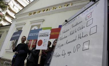 Studentët protestuan kundër ngacmimeve seksuale: Zgjidhja është kodi i sjelljes, jo i veshjes (Foto)