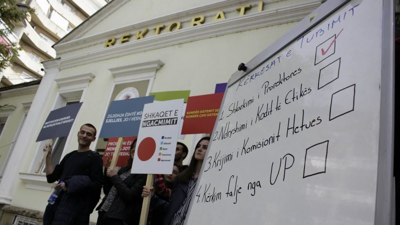 Studentët protestuan kundër ngacmimeve seksuale: Zgjidhja është kodi i sjelljes, jo i veshjes (Foto)