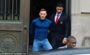 McGregor shihet në pranga duke dalë nga stacioni i policisë
