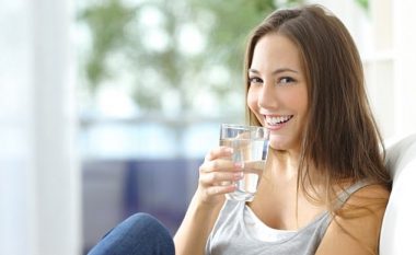Thyhet miti se duhet t’i pimë tetë gota ujë në ditë – sasia e ujit që duhet ta konsumojmë varet nga ngjyra e urinës