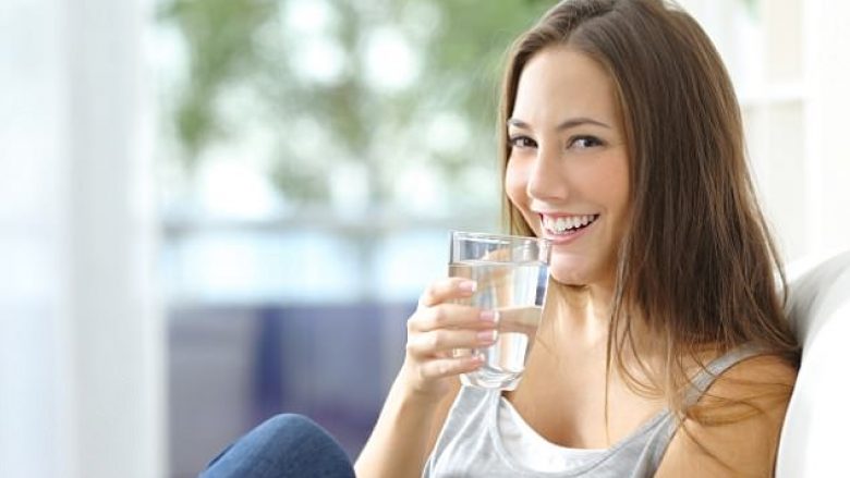 Thyhet miti se duhet t’i pimë tetë gota ujë në ditë – sasia e ujit që duhet ta konsumojmë varet nga ngjyra e urinës