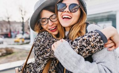 Miqtë e ngushtë janë më të rëndësishëm për lumturinë sesa paraja apo suksesi