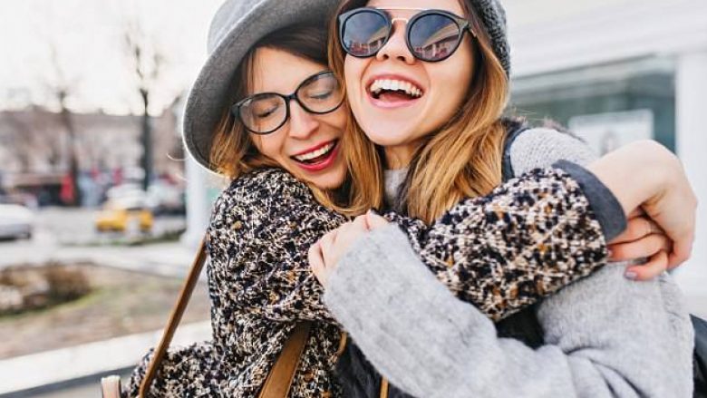 Miqtë e ngushtë janë më të rëndësishëm për lumturinë sesa paraja apo suksesi