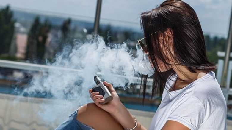 Të rinjtë që përdorin cigare elektrike janë dyfish më të prirë të provojnë marijuanën