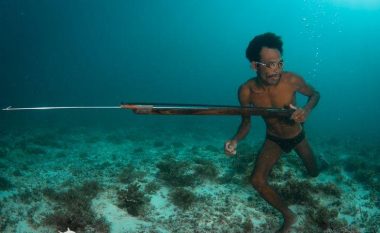 Fisi i “njerëzve peshq” që mund të zhyten deri në 60 metra thellësi (Video)