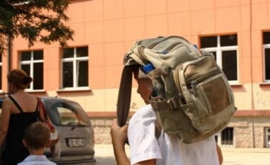 Çantat e nxënësve në Kosovë, me libra dhe armë